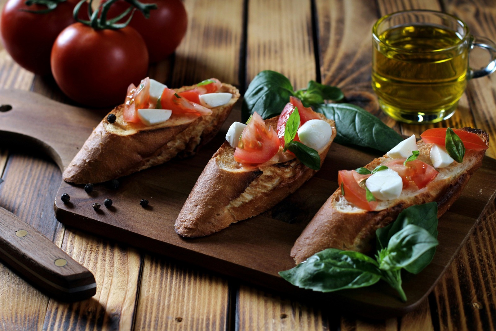 Bruschetta met mozzarella en tomaat