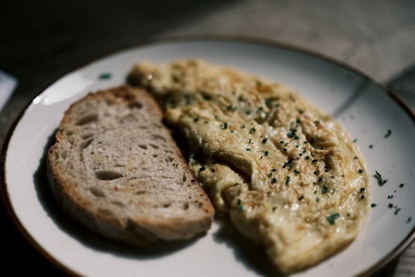 Omelet met geitenkaas en verse kruiden