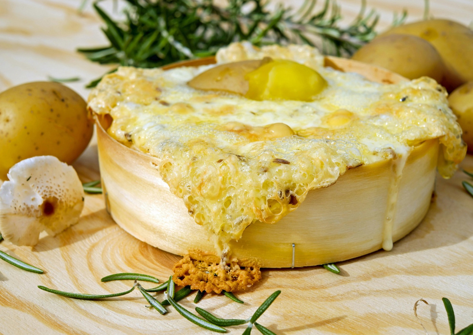Raclette met aardappelen en augurken