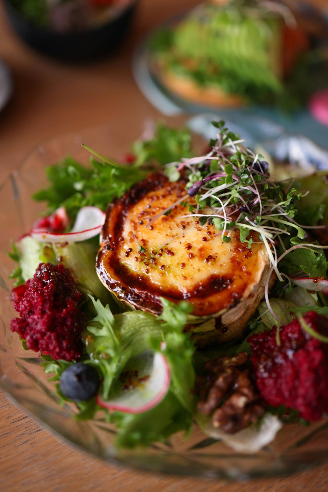 Salade met warme geitenkaas en biet